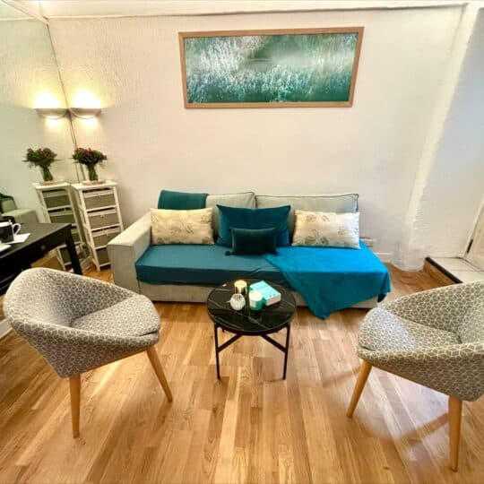 https://chambresdhote-azkena.fr/wp-content/uploads/2024/06/location-appartement-Biarritz-salon-1-540x540.jpeg